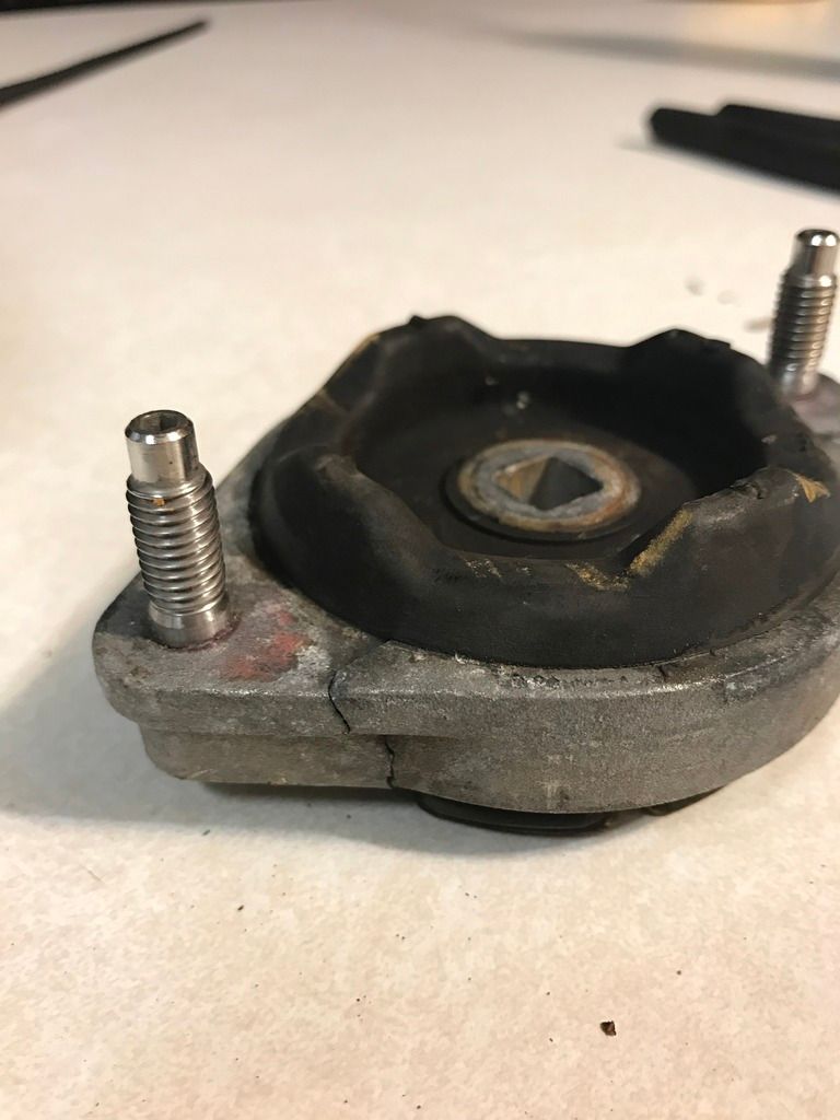 Engine and torque mounts